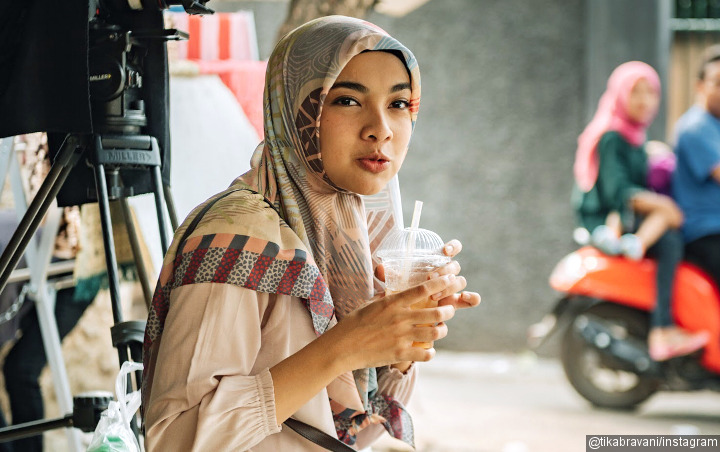 Pamer Senyum Manis, Tika Bravani Rayakan Satu Tahun Gabung 'Tukang Ojek Pengkolan'