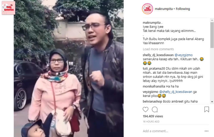 Sandy Tumiwa berfoto bersama ibu-ibu kompleks