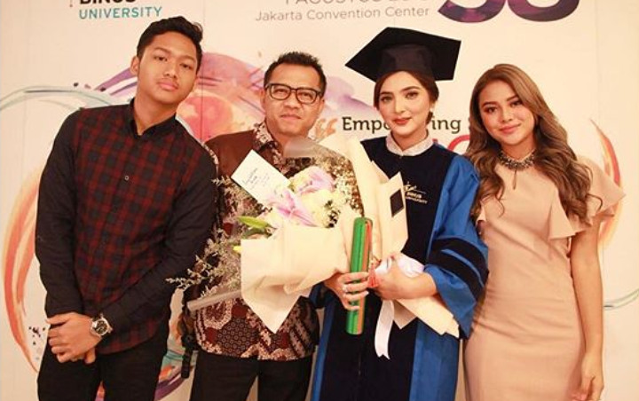 Bikin Video Kocak Keluarga Usai Wisuda Ashanty, Gaya Azriel Bak Cacing Kepanasan Jadi Sorotan