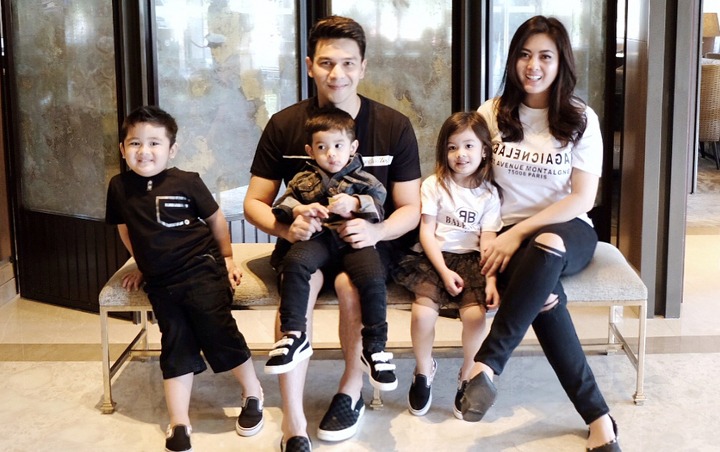 Pamer Foto  Keluarga  Anak  Anak  Jonathan Frizzy Curi Perhatian
