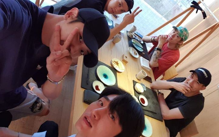 Jelang Wamil, Lee Jong Hyun Unggah Foto-Foto 'Hang Out Terakhir' Bareng Chanyeol-Zico Cs 