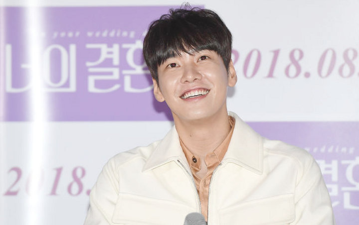 Rajin Promosi, Kim Young Kwang Pamer Poster Super Besar 'On Your Wedding Day' di Bioskop