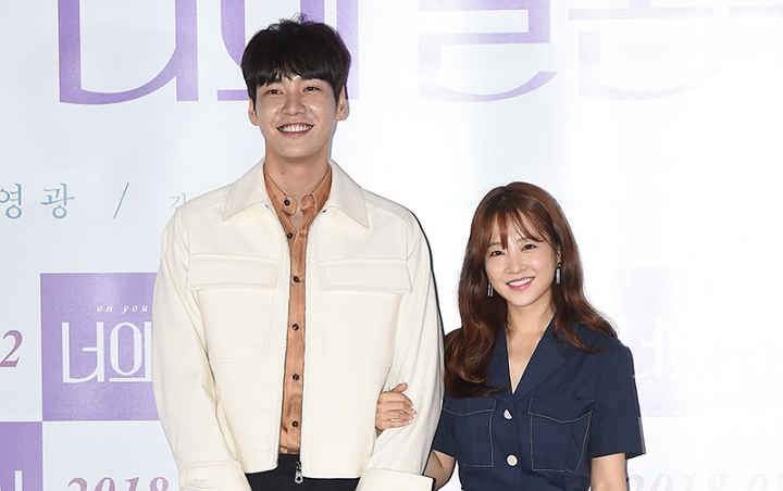 Tingkah Unyu Kim Young Kwang Samakan Tinggi Badan dengan Park Bo Young Bikin Gemas