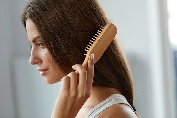 Sisir Rambut dengan Lembut
