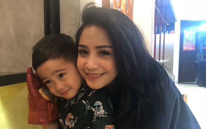 Jahil Banget, Nagita Slavina Jejali Makanan ke Rafathar Saat Tidur Pulas