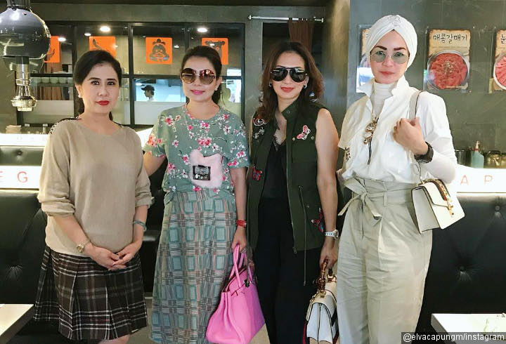 Atasan Corak Bunga-Bunga Bikin Wajah Mayangsari Terlihat Segar