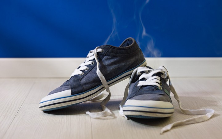 8 Cara Jitu Hilangkan Bau di Sepatu dengan Bahan Alami Tanpa Perlu Dicuci 