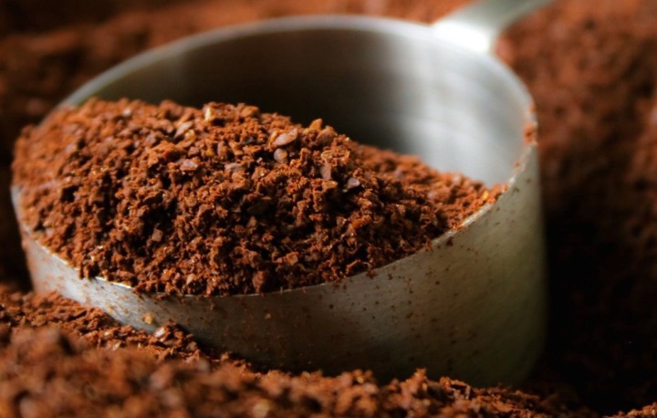 Menghilangkan Bau Tak Sedap di Sepatu Pakai Kopi