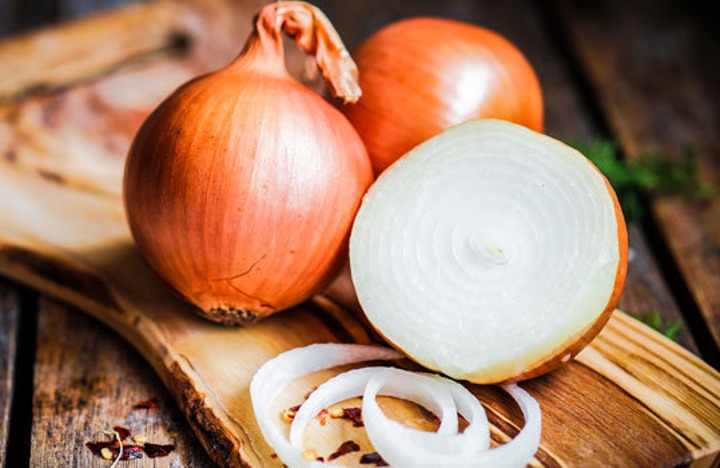 Bukan Hanya untuk Bahan Makanan, Bawang Bombay Juga Mampu Hilangkan Bau di Sepatu