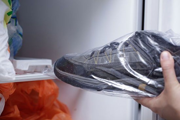 Masukkan Sepatu dalam Freezer Semalaman untuk Menghilangkan Bau Tak Sedap