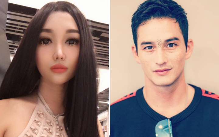 Nyanyikan Lagu 'Hamil Duluan' Di Depan Foto Mike Lewis, Lucinta Luna Belum Move On?