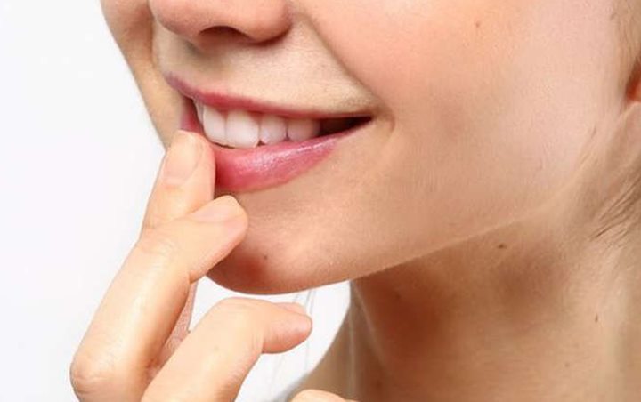 Kegunaan Nature Republic Aloe Vera 92% untuk Melembapkan Bibir