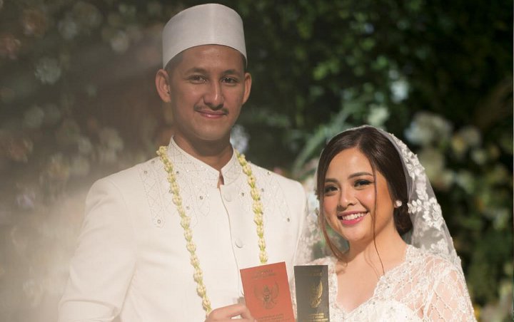 Bagikan Foto Bulan Madu di Santorini, Suami Tasya Kamila Bikin Warganet Baper dengan Caption Ini
