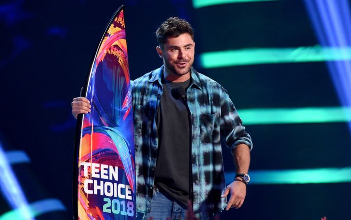 Sempat Dihujat Karena Berambut Gimbal, Zac Efron Tampil Ganteng di Teen Choice Awards 2018