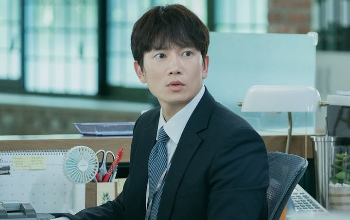 Kejar Pria Misterius di 'Familiar Wife', Detail Akting Ji Sung Tuai Pujian