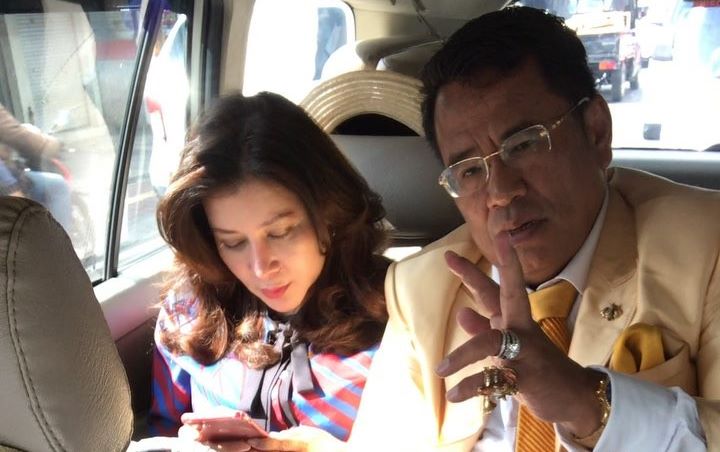 Senyum dan Ngedance Mesra Bareng Hotman Paris, Ekspresi 'Muak' Asisten Pribadi Jadi Sorotan