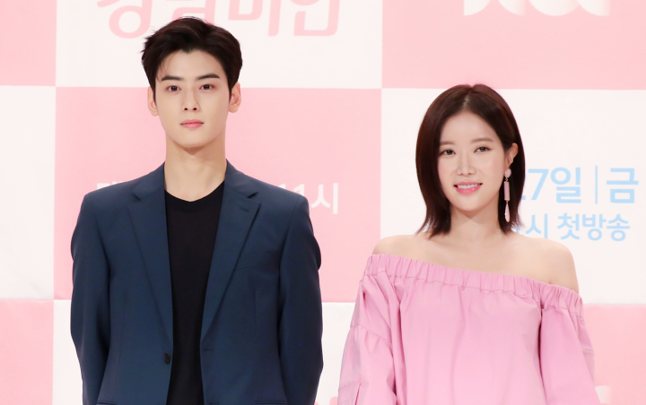 Foto-Foto Cha Eunwoo dan Lim Soo Hyang Syuting 'Gangnam Beauty' Ini Bikin Fans Tak Sabar