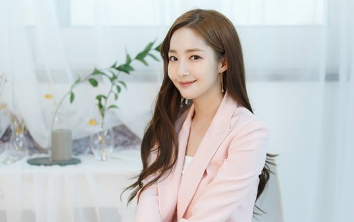 Bagikan Foto Liburan 'Why Secretary Kim?', Park Min Young Tuai Pro Kontra