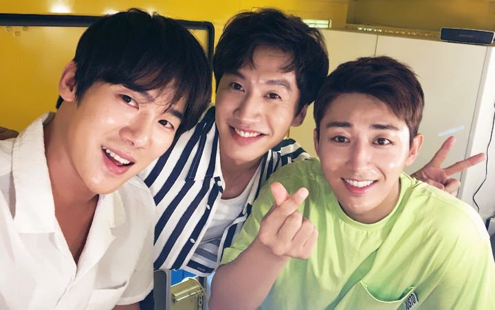 Selfie Seru Yoo Yeon Seok, Son Ho Joon dan Lee Kwang Soo Saat Bagi-Bagi Kopi di Acara Amal
