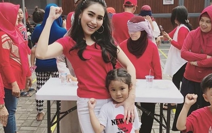 Ikut Lomba di Kampung, Ayu Ting Ting Sebut Bilqis 'Anak Kuat'