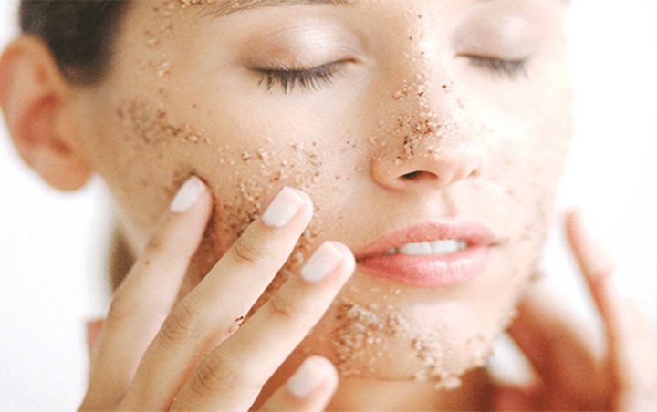 Membuat Wajah Glowing dengan Melakukan Exfoliation atau Scrub Wajah