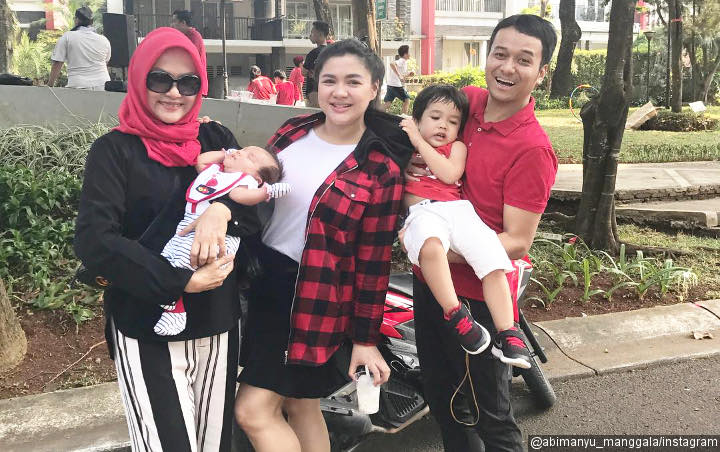 Kembaran Sekeluarga, Lucunya Bayi Vicky Shu Pakai Batik Saat Aqiqah