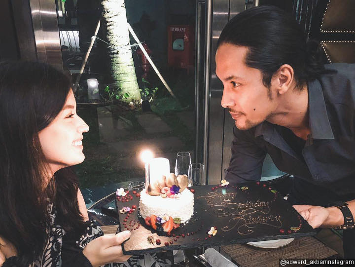Edward Akbar Beri Kejutan Ultah Super Romantis Untuk Kimberly Ryder
