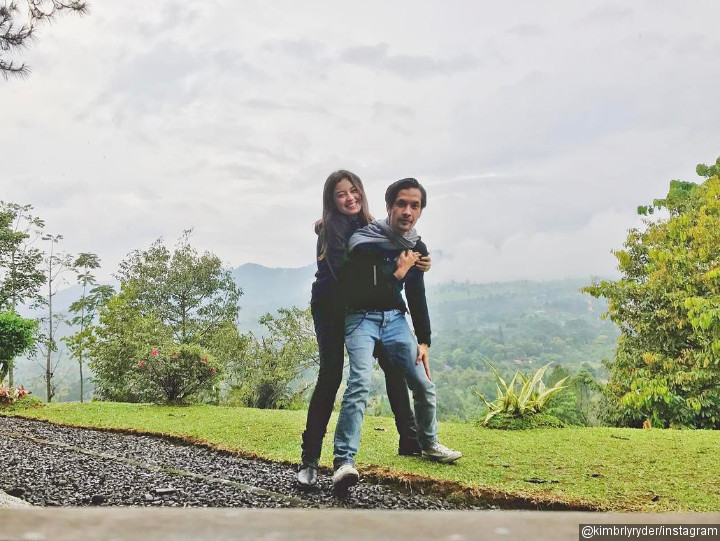 Kimberly Ryder dan Edward Akbar Saling Peluk Mesra dengan Latar Belakang Indah