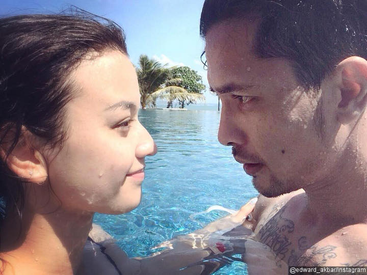 Kimberly Ryder dan Edward Akbar Saling Tatap Mesra di Kolam Renang Alila Seminyak