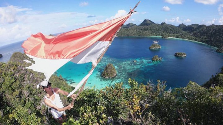 Foto Nadine dan Bendera Robek