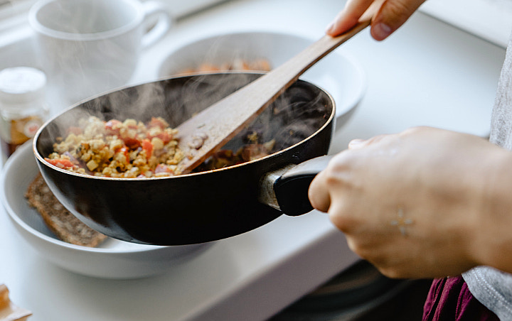 Masak Sendiri di Rumah atau Membawa Bekal Agar Hemat