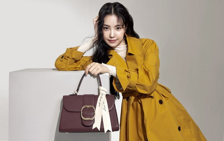 Jadi Model Iklan Handbag, Intip Gaya Cantik dan Keren Na Eun A Pink