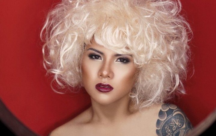 Cantik Sensual dengan Rambut 'Kribo' Berantakan, DJ Evelin Bagai Model Kelas Atas