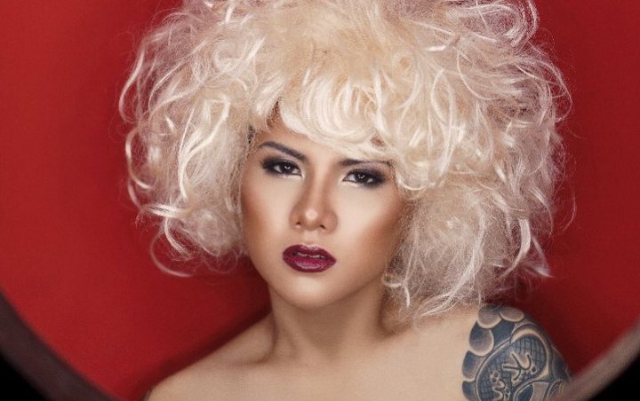 Cantik Sensual dengan Rambut Kribo Berantakan DJ Evelin Cantik Sensual dengan Rambut Kribo Berantakan DJ Evelin