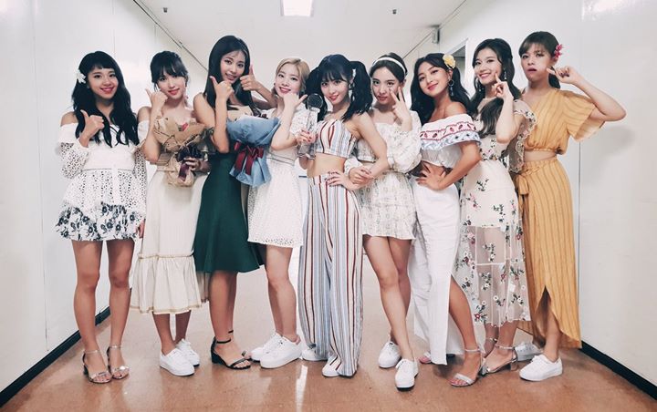 Tiba di Jakarta, Twice Manjakan Fans Indonesia dengan Foto-Foto Backstage Unyu Ini