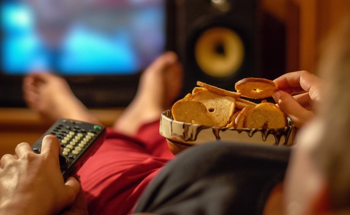 Kenaikan Berat Badan Hingga Obesitas, Hindari Makan Sambil Nonton Televisi
