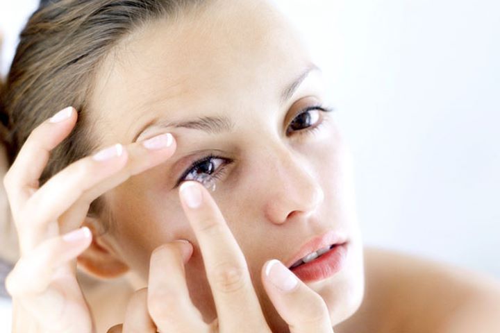 Gunakan Lensa Kontak Sebelum Make Up
