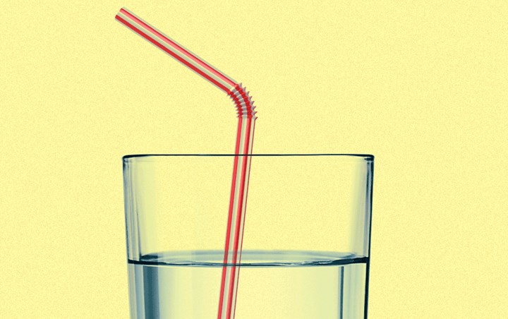 Akali dengan Minum Air Putih Menggunakan Sedotan
