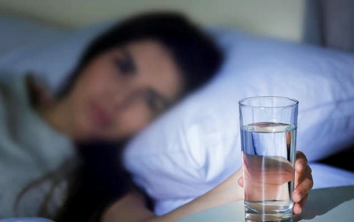 Selalu Sediakan Air Putih di Dekat Tempat Tidur