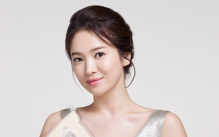 Song Hye Kyo Tutupi Wajah Saat Pulang dari Hong Kong, Nggak Dandan? 