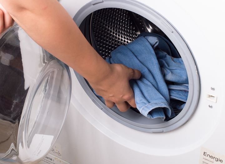Hindari Penggunaan Mesin Cuci untuk Celana Jeans