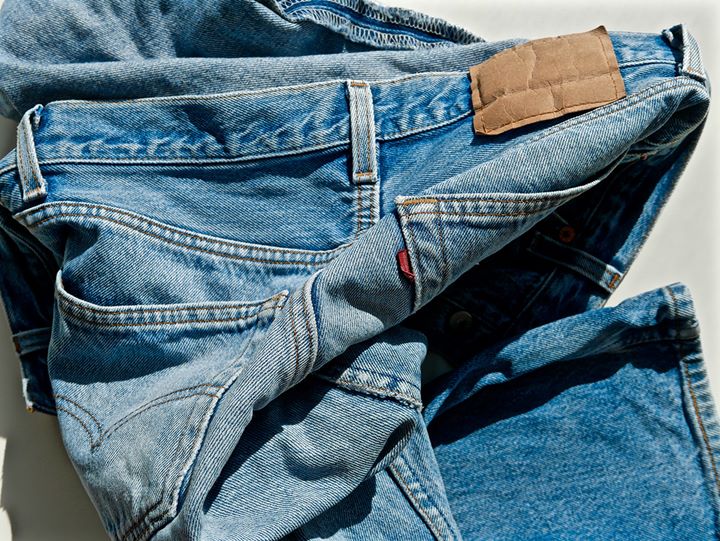 Jangan Melipat Celana Jeans saat Disimpan
