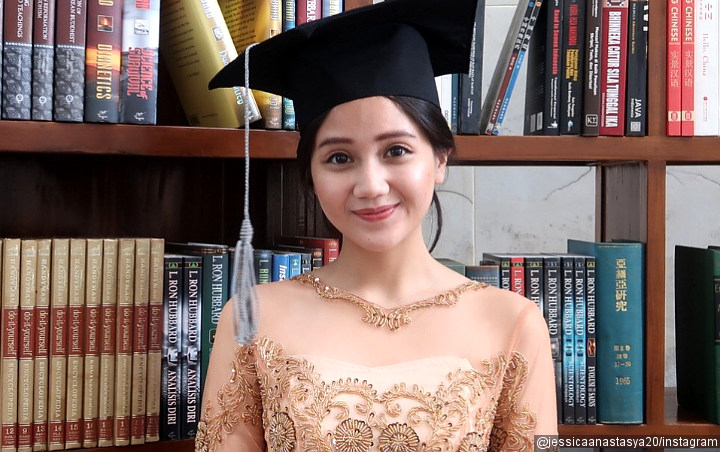 Unggah Foto Wisuda Penampilan Awet Muda Jessica Anastasya 