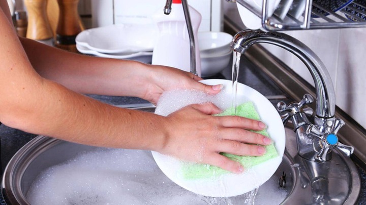 Tenangkan Pikiran dengan Mencuci Piring/Membersihkan Dapur