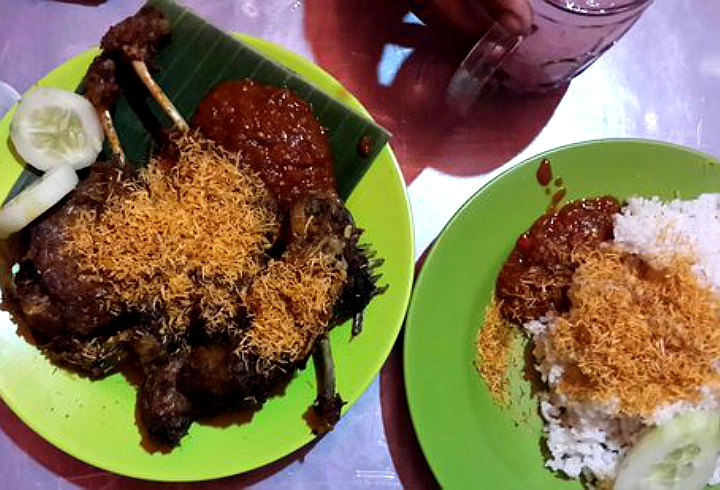 Bebek Goreng Tugu Pahlawan