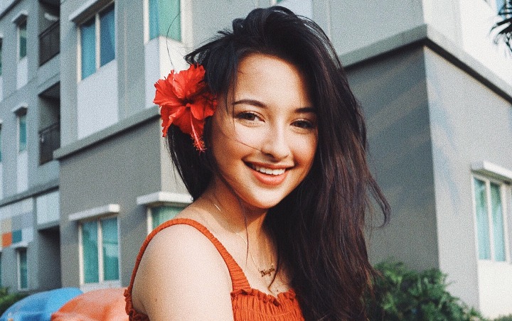 Tulis Caption Galau, Jennifer Coppen Pamer Makeup Freckles