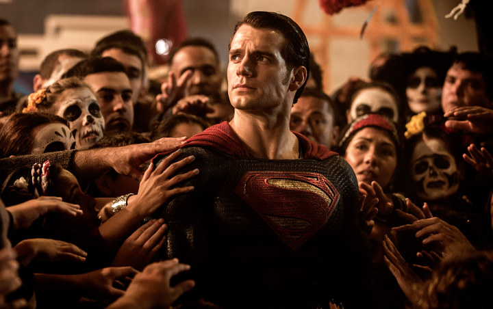 Kejutkan Penggemar, Henry Cavill Lepas Peran Superman di DCEU