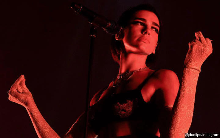 Penonton Diusir Karena Kibarkan Bendera LGBTQ, Dua Lipa Nangis Saat Konser