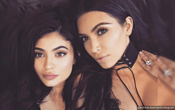 Putri Kylie Jenner dan Kim K Pakai Baju Kembaran, Siapa yang Lebih Menggemaskan?