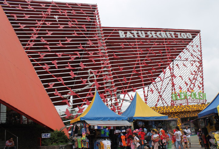 Berinteraksi dengan Binatang di Batu Secret Zoo